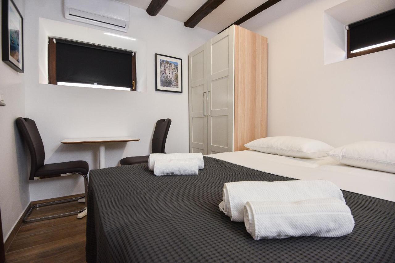 Old Town Inn Pula Bagian luar foto
