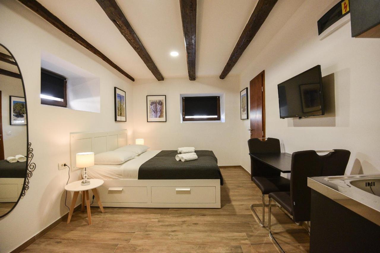 Old Town Inn Pula Bagian luar foto